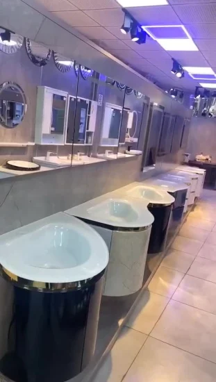 Banheiro moderno europeu suspenso na parede do hotel